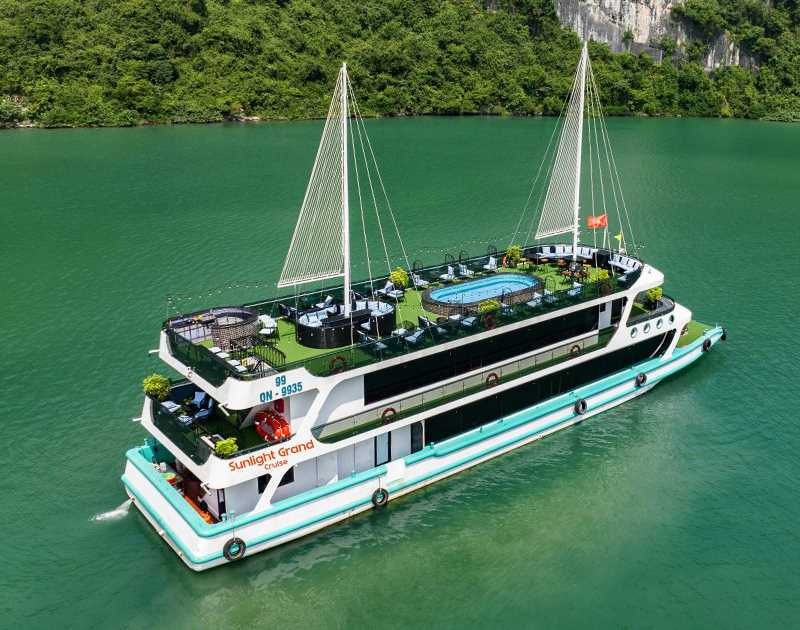 Sunlight Grand Cruise - Embrace Luxury in Nature's Paradise - Halong Bay Day Tour